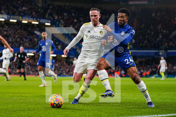 2021-12-11 - Leeds United midfielder Adam Forshaw (4) wrestles with Chelsea defender Reece James (24) during the English championship Premier League football match between Chelsea and Leeds United on December 11, 2021 at Stamford Bridge in London, England - CHELSEA VS LEEDS UNITED - ENGLISH PREMIER LEAGUE - SOCCER