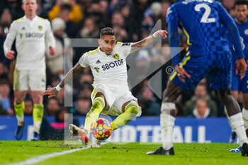 2021-12-11 - Leeds United forward Raphinha (10) takes a shot during the English championship Premier League football match between Chelsea and Leeds United on December 11, 2021 at Stamford Bridge in London, England - CHELSEA VS LEEDS UNITED - ENGLISH PREMIER LEAGUE - SOCCER