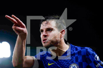2021-12-11 - Chelsea defender Cesar Azpilicueta (28) taunts the Leeds fans as he is substituted during the English championship Premier League football match between Chelsea and Leeds United on December 11, 2021 at Stamford Bridge in London, England - CHELSEA VS LEEDS UNITED - ENGLISH PREMIER LEAGUE - SOCCER