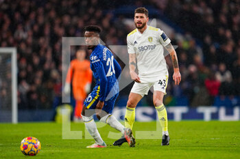 2021-12-11 - Leeds United midfielder Mateusz Klich (43) passes the ball, Callum Hudson-Odoi of Chelsea during the English championship Premier League football match between Chelsea and Leeds United on December 11, 2021 at Stamford Bridge in London, England - CHELSEA VS LEEDS UNITED - ENGLISH PREMIER LEAGUE - SOCCER
