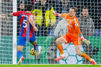2021-12-12 - Crystal Palace defender James Tomkins (5) scores a goal 2-0 during the English championship Premier League football match between Crystal Palace and Everton on December 12, 2021 at Selhurst Park in London, England - CRYSTAL PALACE VS EVERTON - ENGLISH PREMIER LEAGUE - SOCCER