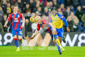 2021-12-15 - Crystal Palace midfielder Will Hughes (12) battles with Southampton midfielder Nathan Tella (23) during the English championship Premier League football match between Crystal Palace and Southampton on December 15, 2021 at Selhurst Park in London, England - CRYSTAL PALACE VS SOUTHAMPTON - ENGLISH PREMIER LEAGUE - SOCCER