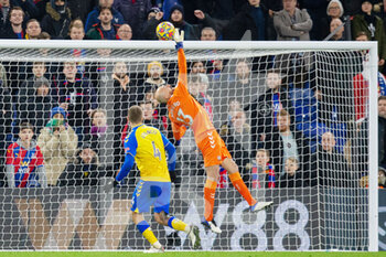 2021-12-15 - Southampton goalkeeper Willy Caballero (13) makes a save during the English championship Premier League football match between Crystal Palace and Southampton on December 15, 2021 at Selhurst Park in London, England - CRYSTAL PALACE VS SOUTHAMPTON - ENGLISH PREMIER LEAGUE - SOCCER