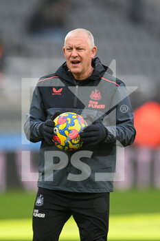2021-12-19 - Newcastle United FC goalkeeping coach, Simon Smith during the warm up before the English championship Premier League football match between Newcastle United and Manchester City on December 19, 2021 at St James's Park in Newcastle, England - NEWCASTLE UNITED VS MANCHESTER CITY - ENGLISH PREMIER LEAGUE - SOCCER