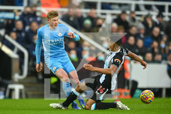 2021-12-19 - Kevin De Brunye of Manchester City is tackled by Isaac Hayden of Newcastle during the English championship Premier League football match between Newcastle United and Manchester City on December 19, 2021 at St James's Park in Newcastle, England - NEWCASTLE UNITED VS MANCHESTER CITY - ENGLISH PREMIER LEAGUE - SOCCER