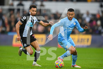 2021-12-19 - Gabriel Jesus of Manchester City and Jacob Murphy of Newcastle during the English championship Premier League football match between Newcastle United and Manchester City on December 19, 2021 at St James's Park in Newcastle, England - NEWCASTLE UNITED VS MANCHESTER CITY - ENGLISH PREMIER LEAGUE - SOCCER