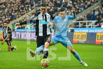 2021-12-19 - Bernardo Silva of Manchester City tackles Miguel Almiron of Newcastle during the English championship Premier League football match between Newcastle United and Manchester City on December 19, 2021 at St James's Park in Newcastle, England - NEWCASTLE UNITED VS MANCHESTER CITY - ENGLISH PREMIER LEAGUE - SOCCER