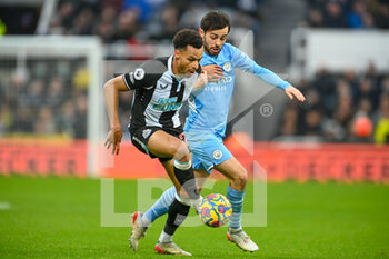 2021-12-19 - Jacob Murphy of Newcastle United and Bernardo Silva of Manchester City during the English championship Premier League football match between Newcastle United and Manchester City on December 19, 2021 at St James's Park in Newcastle, England - NEWCASTLE UNITED VS MANCHESTER CITY - ENGLISH PREMIER LEAGUE - SOCCER
