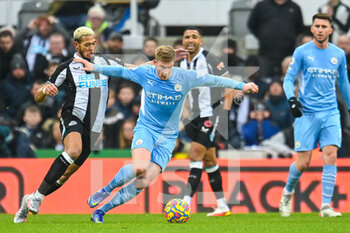 2021-12-19 - Kevin De Brunye of Manchester City and Joelinton of Newcastle during the English championship Premier League football match between Newcastle United and Manchester City on December 19, 2021 at St James's Park in Newcastle, England - NEWCASTLE UNITED VS MANCHESTER CITY - ENGLISH PREMIER LEAGUE - SOCCER