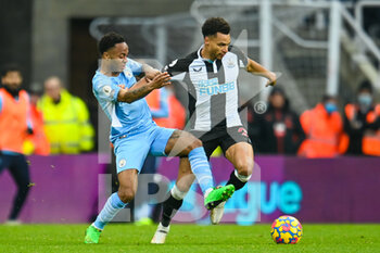 2021-12-19 - Raheem Sterling of Manchester City and Jacob Murphy of Newcastle during the English championship Premier League football match between Newcastle United and Manchester City on December 19, 2021 at St James's Park in Newcastle, England - NEWCASTLE UNITED VS MANCHESTER CITY - ENGLISH PREMIER LEAGUE - SOCCER