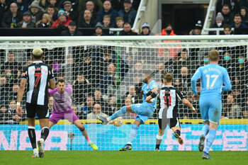 2021-12-19 - Riyad Mahrez of Manchester City scores a goal 0-3 during the English championship Premier League football match between Newcastle United and Manchester City on December 19, 2021 at St James's Park in Newcastle, England - NEWCASTLE UNITED VS MANCHESTER CITY - ENGLISH PREMIER LEAGUE - SOCCER
