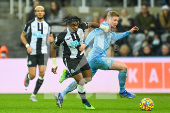 2021-12-19 - Allan Saint-Maximin of Newcastle United and Kevin De Brunye of Manchester City during the English championship Premier League football match between Newcastle United and Manchester City on December 19, 2021 at St James's Park in Newcastle, England - NEWCASTLE UNITED VS MANCHESTER CITY - ENGLISH PREMIER LEAGUE - SOCCER