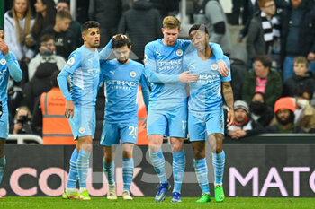 2021-12-19 - Raheem Sterling of Manchester City is congratulated by Kevin De Brunye after scoring the 4th goal during the English championship Premier League football match between Newcastle United and Manchester City on December 19, 2021 at St James's Park in Newcastle, England - NEWCASTLE UNITED VS MANCHESTER CITY - ENGLISH PREMIER LEAGUE - SOCCER