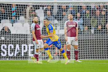 2021-12-26 - Southampton striker Mohamed Elyounoussi (24) celebrates his goal 0-1 during the English championship Premier League football match between West Ham United and Southampton on December 26, 2021 at the London Stadium in London, England - WEST HAM UNITED VS SOUTHAMPTON - ENGLISH PREMIER LEAGUE - SOCCER