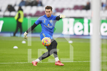 2021-12-26 - Southampton goalkeeper Harry Lewis (41) warming up prior to the English championship Premier League football match between West Ham United and Southampton on December 26, 2021 at the London Stadium in London, England - WEST HAM UNITED VS SOUTHAMPTON - ENGLISH PREMIER LEAGUE - SOCCER