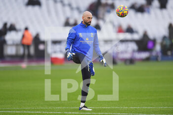 2021-12-26 - Southampton goalkeeper Willy Caballero (13) warming up prior to the English championship Premier League football match between West Ham United and Southampton on December 26, 2021 at the London Stadium in London, England - WEST HAM UNITED VS SOUTHAMPTON - ENGLISH PREMIER LEAGUE - SOCCER