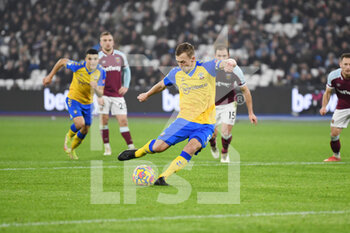 2021-12-26 - Southampton midfielder James Ward-Prowse (8) scores a goal 1-2 during the English championship Premier League football match between West Ham United and Southampton on December 26, 2021 at the London Stadium in London, England - WEST HAM UNITED VS SOUTHAMPTON - ENGLISH PREMIER LEAGUE - SOCCER