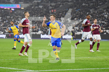 2021-12-26 - Southampton midfielder James Ward-Prowse (8) celebrates his goal 1-2 during the English championship Premier League football match between West Ham United and Southampton on December 26, 2021 at the London Stadium in London, England - WEST HAM UNITED VS SOUTHAMPTON - ENGLISH PREMIER LEAGUE - SOCCER