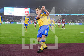 2021-12-26 - Southampton midfielder James Ward-Prowse (8) celebrates his goal 1-2 during the English championship Premier League football match between West Ham United and Southampton on December 26, 2021 at the London Stadium in London, England - WEST HAM UNITED VS SOUTHAMPTON - ENGLISH PREMIER LEAGUE - SOCCER