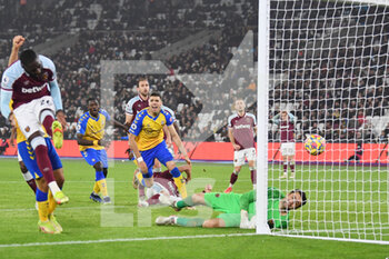 2021-12-26 - Southampton defender Jan Bednarek (35) celebrates his goal 2-3 during the English championship Premier League football match between West Ham United and Southampton on December 26, 2021 at the London Stadium in London, England - WEST HAM UNITED VS SOUTHAMPTON - ENGLISH PREMIER LEAGUE - SOCCER