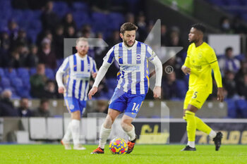 2021-12-27 - Brighton and Hove Albion midfielder Adam Lallana during the English championship Premier League football match between Brighton and Hove Albion and Brentford on December 26, 2021 at the American Express Community Stadium in Brighton and Hove, England - BRIGHTON AND HOVE ALBION VS BRENTFORD - ENGLISH PREMIER LEAGUE - SOCCER