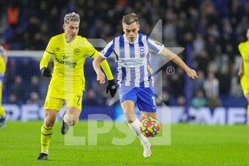 2021-12-27 - Brighton and Hove Albion midfielder Leandro Trossard (11) and Brentford forward Sergi Canos during the English championship Premier League football match between Brighton and Hove Albion and Brentford on December 26, 2021 at the American Express Community Stadium in Brighton and Hove, England - BRIGHTON AND HOVE ALBION VS BRENTFORD - ENGLISH PREMIER LEAGUE - SOCCER