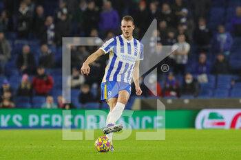 2021-12-27 - Brighton and Hove Albion defender Dan Burn during the English championship Premier League football match between Brighton and Hove Albion and Brentford on December 26, 2021 at the American Express Community Stadium in Brighton and Hove, England - BRIGHTON AND HOVE ALBION VS BRENTFORD - ENGLISH PREMIER LEAGUE - SOCCER