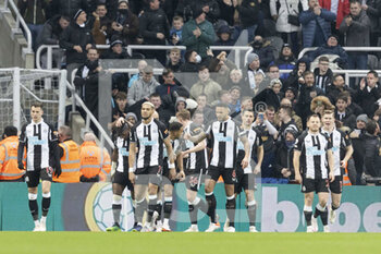 2021-12-27 - Newcastle's Allan Saint-Maximin (10) celebrates his goal with teammates 1-0 during the English championship Premier League football match between Newcastle United and Manchester United on December 27, 2021 at St James's Park in Newcastle, England - NEWCASTLE UNITED VS MANCHESTER UNITED - ENGLISH PREMIER LEAGUE - SOCCER