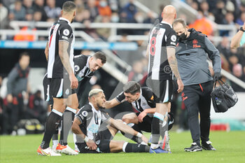 2021-12-27 - Newcastle?s Joelinton (7) goes down injured during the English championship Premier League football match between Newcastle United and Manchester United on December 27, 2021 at St James's Park in Newcastle, England - NEWCASTLE UNITED VS MANCHESTER UNITED - ENGLISH PREMIER LEAGUE - SOCCER