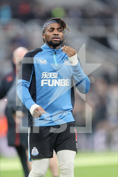 2021-12-27 - Newcastle?s Allan Saint-Maximin (10) warming up during the English championship Premier League football match between Newcastle United and Manchester United on December 27, 2021 at St James's Park in Newcastle, England - NEWCASTLE UNITED VS MANCHESTER UNITED - ENGLISH PREMIER LEAGUE - SOCCER
