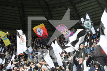 2021-12-27 - Newcastle fans wave flags ahead of kick off during the English championship Premier League football match between Newcastle United and Manchester United on December 27, 2021 at St James's Park in Newcastle, England - NEWCASTLE UNITED VS MANCHESTER UNITED - ENGLISH PREMIER LEAGUE - SOCCER