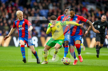 2021-12-28 - Christos Tzolis (18) of Norwich City and Will Hughes, Jordan Ayew (9) of Crystal Palace during the English championship Premier League football match between Crystal Palace and Norwich City on December 28, 2021 at Selhurst Park in London, England - CRYSTAL PALACE VS NORWICH CITY - ENGLISH PREMIER LEAGUE - SOCCER