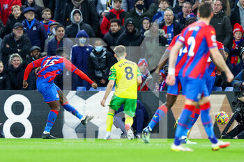 2021-12-28 - Jeffrey Schlupp (15) of Crystal Palace scores the third goal during the English championship Premier League football match between Crystal Palace and Norwich City on December 28, 2021 at Selhurst Park in London, England - CRYSTAL PALACE VS NORWICH CITY - ENGLISH PREMIER LEAGUE - SOCCER