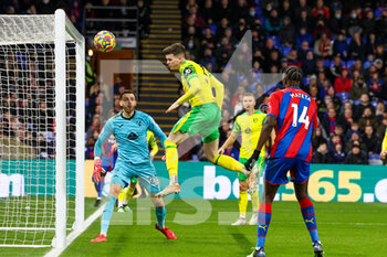 2021-12-28 - Sam Byram (3) of Norwich City heads clear during the English championship Premier League football match between Crystal Palace and Norwich City on December 28, 2021 at Selhurst Park in London, England - CRYSTAL PALACE VS NORWICH CITY - ENGLISH PREMIER LEAGUE - SOCCER