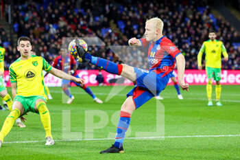 2021-12-28 - Will Hughes (12) of Crystal Palace crosses the ball during the English championship Premier League football match between Crystal Palace and Norwich City on December 28, 2021 at Selhurst Park in London, England - CRYSTAL PALACE VS NORWICH CITY - ENGLISH PREMIER LEAGUE - SOCCER