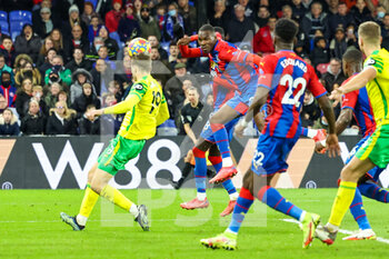 2021-12-28 - Christian Benteke (20) of Crystal Palace heads towards goal and scores but the goal is disallowed during the English championship Premier League football match between Crystal Palace and Norwich City on December 28, 2021 at Selhurst Park in London, England - CRYSTAL PALACE VS NORWICH CITY - ENGLISH PREMIER LEAGUE - SOCCER