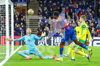 2021-12-28 - Odsonne Edouard (22) of Crystal Palace shoots towards the goal, Angus Gunn of Norwich City during the English championship Premier League football match between Crystal Palace and Norwich City on December 28, 2021 at Selhurst Park in London, England - CRYSTAL PALACE VS NORWICH CITY - ENGLISH PREMIER LEAGUE - SOCCER