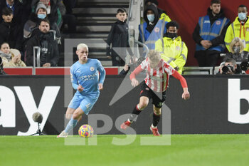 2021-12-29 - Manchester City midfielder Phil Foden (47) and Brentford defender Mads Roerslev (30) during the English championship Premier League football match between Brentford and Manchester City on December 29, 2021 at Brentford Community Stadium in Brentford, England - BRENTFORD VS MANCHESTER CITY - ENGLISH PREMIER LEAGUE - SOCCER