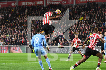 2021-12-29 - Brentford defender Ethan Pinnock during the English championship Premier League football match between Brentford and Manchester City on December 29, 2021 at Brentford Community Stadium in Brentford, England - BRENTFORD VS MANCHESTER CITY - ENGLISH PREMIER LEAGUE - SOCCER