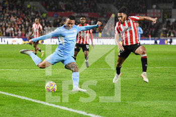 2021-12-29 - Gabriel Jesus of Manchester City and Dominic Thompson of Brentford during the English championship Premier League football match between Brentford and Manchester City on December 29, 2021 at Brentford Community Stadium in Brentford, England - BRENTFORD VS MANCHESTER CITY - ENGLISH PREMIER LEAGUE - SOCCER