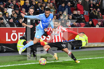2021-12-29 - Gabriel Jesus of Manchester City and Saman Ghoddos of Brentford during the English championship Premier League football match between Brentford and Manchester City on December 29, 2021 at Brentford Community Stadium in Brentford, England - BRENTFORD VS MANCHESTER CITY - ENGLISH PREMIER LEAGUE - SOCCER