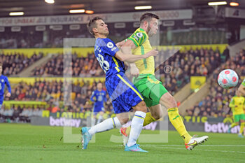 2021-03-10 - Chelsea defender Cesar Azpilicueta (28) and Norwich City defender Grant Hanley during the English championship Premier League football match between Norwich City and Chelsea on March 10, 2022 at Carrow Road in Norwich, England - NORWICH CITY VS CHELSEA - ENGLISH PREMIER LEAGUE - SOCCER