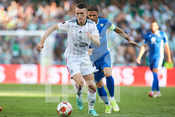 2021-09-16 - David Turnbull of Celtic and Joaquin Sanchez of Real Betis in action during the UEFA Europa League, Group G, football match played between Real Betis and Celtic FC at Benito Villamarin stadium on September 16, 2021, in Sevilla, Spain. Photo Joaquin Corchero / Spain DPPI / DPPI - REAL BETIS VS CELTIC FC - UEFA EUROPA LEAGUE - SOCCER