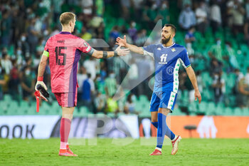2021-09-16 - Joe Hart of Celtic saludates to Borja Iglesias of Real Betis during the UEFA Europa League, Group G, football match played between Real Betis and Celtic FC at Benito Villamarin stadium on September 16, 2021, in Sevilla, Spain. Photo Joaquin Corchero / Spain DPPI / DPPI - REAL BETIS VS CELTIC FC - UEFA EUROPA LEAGUE - SOCCER