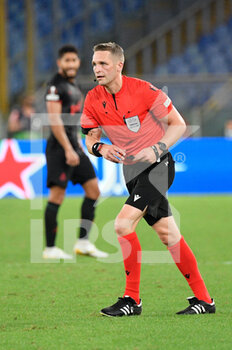 2021-09-30 - Craig Pawson (ENG) referee during the UEFA Europa League football match between SS Lazio and Lokomotiv Mosca at The Olympic Stadium in Rome on 30 September 2021. - SS LAZIO VS LOKOMOTIV MOSCA - UEFA EUROPA LEAGUE - SOCCER