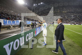 2021-09-30 - Dimitri Payet of Marseille tries to calm down supporters of Marseille when the match is stopped because of incidents between both teams' supporters during the UEFA Europa League, Group E football match between Olympique de Marseille (OM) and Galatasaray SK on September 30, 2021 at Stade Velodrome in Marseille, France - OLYMPIQUE DE MARSEILLE (OM) VS GALATASARAY SK - UEFA EUROPA LEAGUE - SOCCER