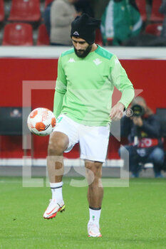 2021-11-04 - Nabil Fekir of Real Betis Balompie warms up during the UEFA Europa League, Group G football match between Bayer Leverkusen and Real Betis Balompie on November 4, 2021 at BayArena in Leverkusen, Germany - BAYER LEVERKUSEN VS REAL BETIS BALOMPIE - UEFA EUROPA LEAGUE - SOCCER
