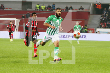 2021-11-04 - Jeremie Frimpong of Bayer Leverkusen and Nabil Fekir of Real Betis Balompie during the UEFA Europa League, Group G football match between Bayer Leverkusen and Real Betis Balompie on November 4, 2021 at BayArena in Leverkusen, Germany - BAYER LEVERKUSEN VS REAL BETIS BALOMPIE - UEFA EUROPA LEAGUE - SOCCER