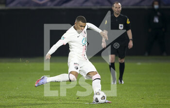 2021-12-19 - Kylian Mbappe of PSG scores his goal on a penalty kick during the French Cup round of 32 football match between Entente Feignies-Aulnoye and Paris Saint Germain (PSG) on December 19, 2021 at Stade du Hainaut in Valenciennes, France - ENTENTE FEIGNIES-AULNOYE VS PARIS SAINT GERMAIN (PSG) - FRENCH CUP - SOCCER