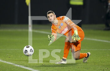 2021-12-19 - Goalkeeper of Feignies-Aulnoye Yann Le Meur during the French Cup round of 32 football match between Entente Feignies-Aulnoye and Paris Saint Germain (PSG) on December 19, 2021 at Stade du Hainaut in Valenciennes, France - ENTENTE FEIGNIES-AULNOYE VS PARIS SAINT GERMAIN (PSG) - FRENCH CUP - SOCCER